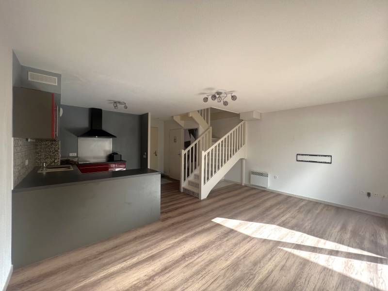 Au Centre de La Brède : Maison de ville de  67 m² à la vente  avec jardin au calme  