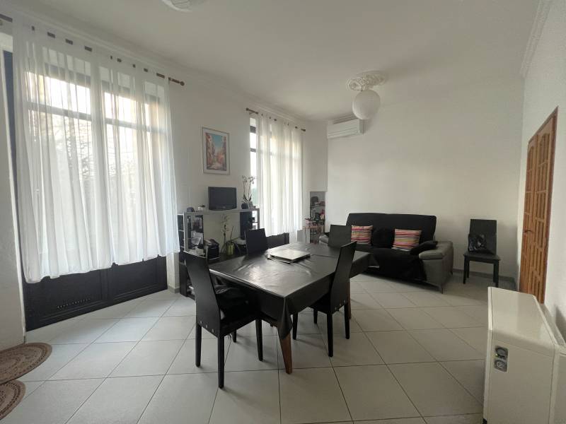 Maison à étage en pierre de 80m² avec 3 chambres et double garage située au bourg Castres-Gironde  