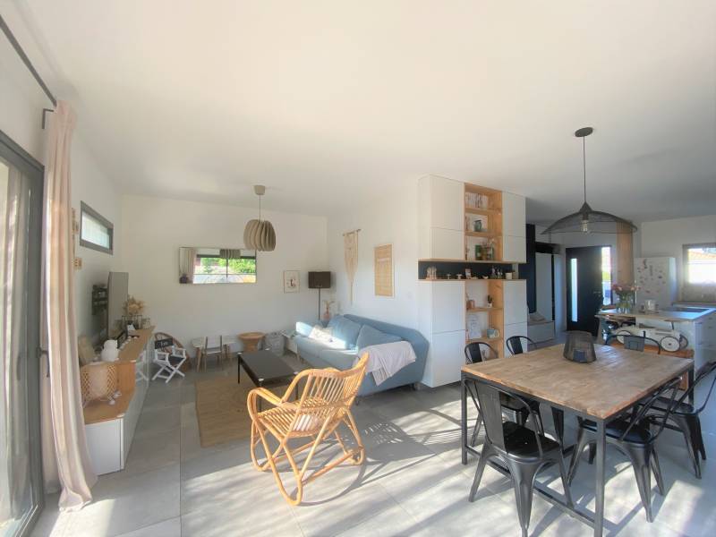 Acheter une maison contemporaine de plain pied de 105 m² comprenant 3 chambres et un garage et jardin