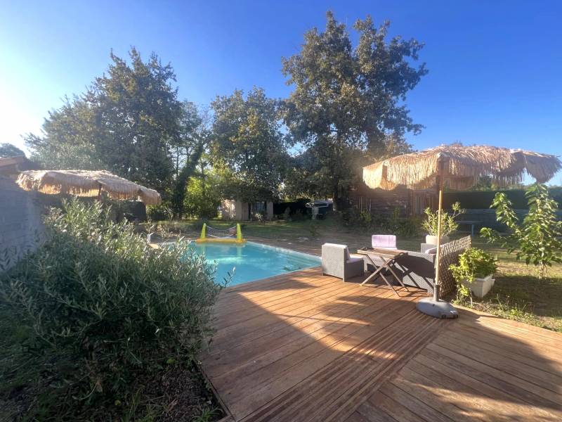 EXCLUSIVITÉ L’IMMOBILIÈRE DES VIGNES – Maison familiale de plain-pied à vendre avec piscine et dépendance  en Sud Gironde, secteur Martillac Saucats  