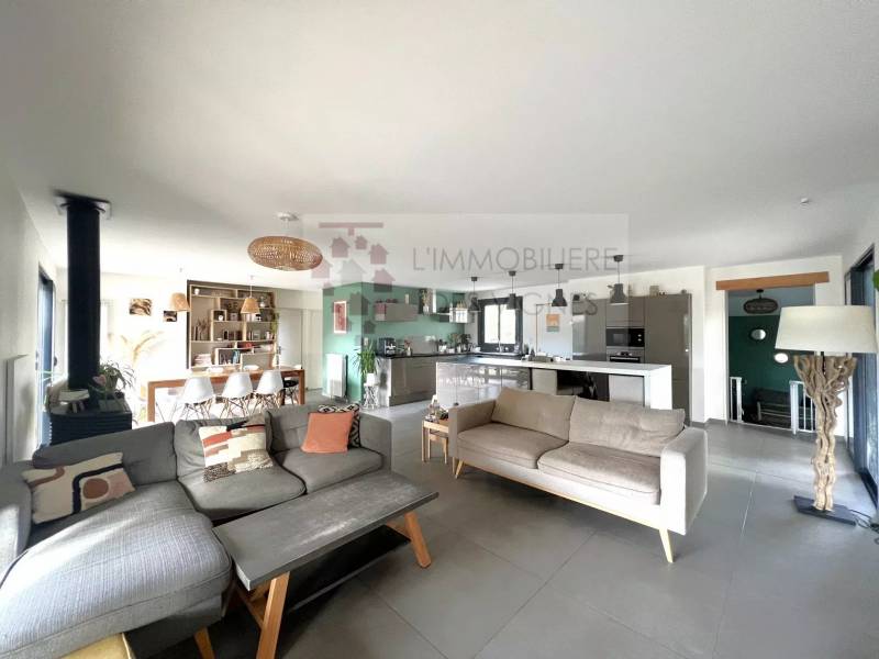 A proximité des commodités de Saucats : Maison de 146 m² comprenant 4 chambres, rénovée avec goût Saucats  